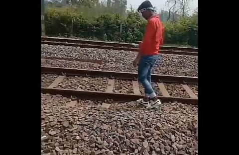 14കാരന്‍ റെയില്‍വേ ട്രാക്കിന് അരികിലേക്ക് പോകുന്ന ദൃശ്യം