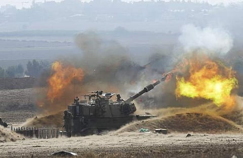 ഗാസ മുനമ്പിലേക്ക് പീരങ്കി ആക്രമണം നടത്തുന്ന ഇസ്രയേല്‍, എപി