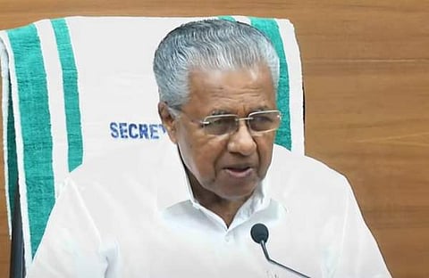 മുഖ്യമന്ത്രി പിണറായി വിജയന്‍ മാധ്യമങ്ങളോട്, ടിവി ദൃശ്യം