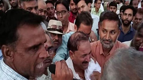 മുകേഷ് ഗോയല്‍ മാധ്യമങ്ങള്‍ക്ക് മുന്നില്‍ പൊട്ടിക്കരയുന്നു