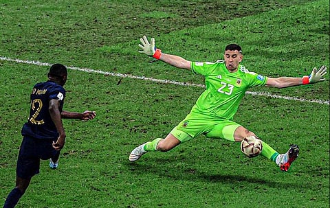 2022ലെ ലോകകപ്പ് ഫൈനലിൽ ഫ്രഞ്ച് താരം മുവാനിയുടെ ​ഗോൾ ശ്രമം അവിശ്വസനീയമാം വിധം തടയുന്ന എമി മാർട്ടിനെസ്/ ട്വിറ്റർ