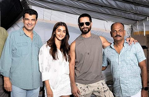 പൂജയ്ക്കും ഷാഹിദിനും സിദ്ധാര്‍ഥ് റോയ് കപൂറിനുമൊപ്പം റോഷൻ ആഡ്രൂസ്/ ഫെയ്‌സ്‌ബുക്ക്