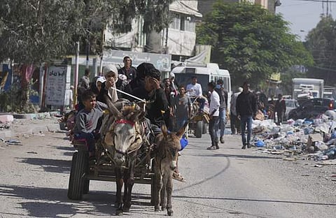 ഇസ്രയേലിന്റെ അന്ത്യശാസനത്തെത്തുടര്‍ന്ന് വടക്കന്‍ ഗാസയില്‍നിന്നു പലായനം ചെയ്യുന്നവര്‍/എപി