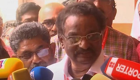 എകെ ബാലന്‍ കോഴിക്കോട് മാധ്യമങ്ങളെ കാണുന്നു/ ടെലിവിഷന്‍ ചിത്രം