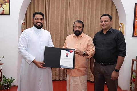 ഗ്രേറ്റ് പ്ലേസ് ടു വര്‍ക്ക് അംഗീകാരം മന്ത്രി വി ശിവന്‍കുട്ടിയില്‍ നിന്ന് കാരിത്താസ് ആശുപത്രി ഡയറക്ടര്‍ ഫാ. ഡോ. ബിനു കുന്നത്ത് ഏറ്റുവാങ്ങിയപ്പോള്‍