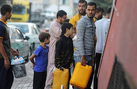 വെള്ളം എടുക്കാനായി ഊഴംകാത്തുനില്‍ക്കുന്നവര്‍/എഎഫ്പി