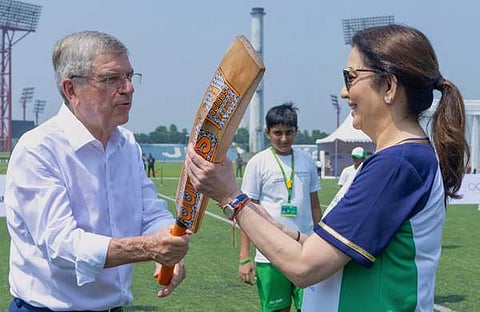 അന്താരാഷ്ട്ര ഒളിംപിക് കമ്മിറ്റി തലവൻ തോമസ് ബാഷും കമ്മിറ്റി അം​ഗമായ നിത അംബാനിയും/ ട്വിറ്റർ