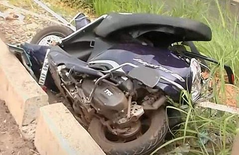 അപകടത്തിൽപ്പെട്ട സ്കൂട്ടർ/ ടിവി ദൃശ്യം