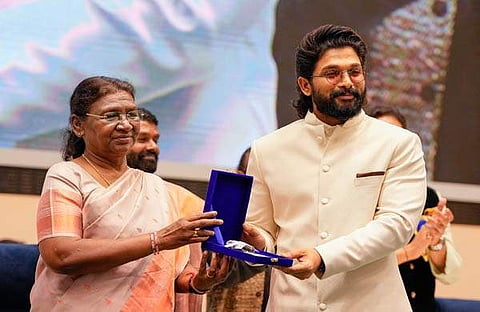 അല്ലു അര്‍ജുന്‍ പുരസ്‌കാരം ഏറ്റുവാങ്ങുന്നു/ പിടിഐ