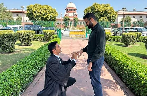 സുപ്രീംകോടതിക്ക് മുന്നില്‍ നിന്നും വിവാഹ മോതിരം കൈമാറുന്നു/ ഫോട്ടോ: എക്‌സ്