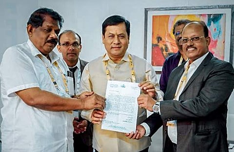 കേന്ദ്രമന്ത്രിക്ക് നിവേദനം നല്‍കുന്നു/ ഫെയ്‌സ്ബുക്ക്‌