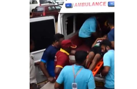 വിദ്യാര്‍ത്ഥിയെ ആശുപത്രിയിലേക്ക് മാറ്റുന്നു/വീഡിയോ സ്‌ക്രീന്‍ഷോട്ട് 