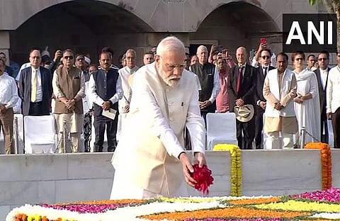 രാജ്ഘട്ടിൽ നരേന്ദ്രമോദി ആദരമർപ്പിക്കുന്നു/ എഎൻഐ