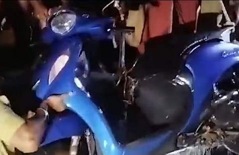 പുഴയിലേക്ക് വീണ സ്‌കൂട്ടര്‍ വീണ്ടെടുക്കുന്നു, ടിവി ദൃശ്യം