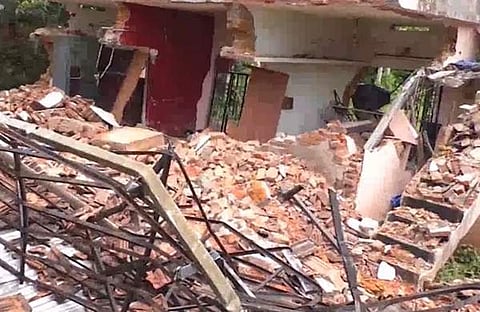 വീട് ഇടിച്ചു നിരത്തി യുവാവ്/ ടെലിവിഷൻ സ്ക്രീൻഷോട്ട്