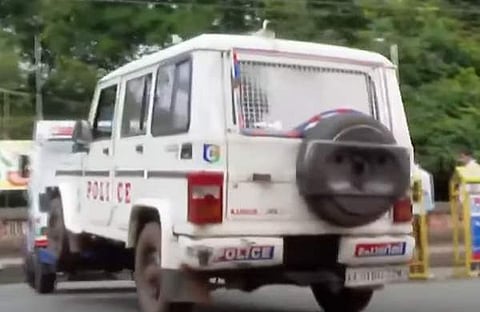 അപകടത്തിൽപ്പെട്ട പൊലീസ് ജീപ്പ് കെട്ടിവലിച്ചു കൊണ്ടുപോകുന്ന ദൃശ്യം