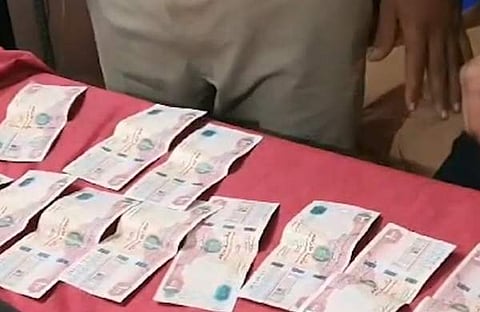 തട്ടിപ്പ് സംഘത്തിൽ നിന്ന് പിടിച്ചെടുത്ത ദിർഹം നോട്ടുകൾ, സ്ക്രീൻഷോട്ട്