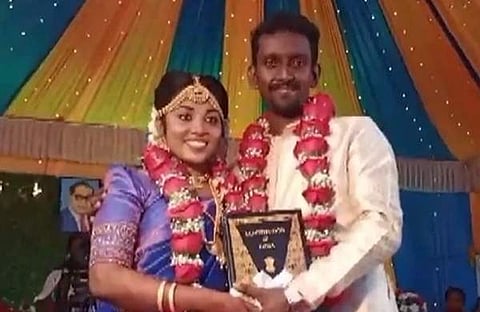 വധൂവരന്മാർ ഭരണഘടനയുമായി/ ടിവിദൃശ്യം