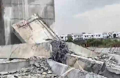 പാലന്‍പൂരില്‍ നിര്‍മ്മാണത്തിലിരിക്കുന്ന പാലം തകര്‍ന്നുവീണപ്പോള്‍, എഎന്‍ഐ