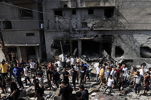 തെക്കൻ ഗാസ മുനമ്പിലെ ഖാൻ യൂനിസിൽ ഇസ്രായേൽ നടത്തിയ വ്യോമാക്രമണത്തിൽ തകർന്ന കെട്ടിടത്തിന്റെ അവശിഷ്ടങ്ങൾക്കിടയിൽ രക്ഷാപ്രവര്‍ത്തനം നടക്കുന്നു/ചിത്രം: എഎഫ്പി