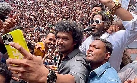 ലോകേഷ് കനകരാജിനെ കാണാനായി പാലാക്കാട് തീയേറ്ററില്‍ എത്തിയ ആള്‍ക്കൂട്ടം