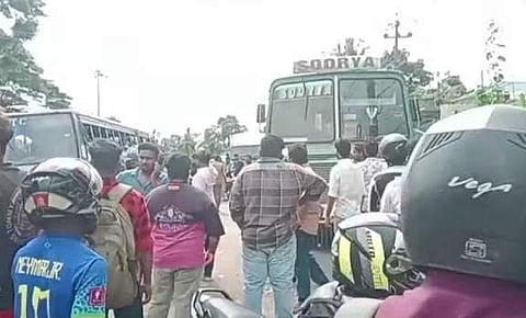 ബസിനുള്ളില്‍ യുവാവ് തൂങ്ങിമരിച്ചതറിഞ്ഞ് എത്തിയ ആള്‍ക്കൂട്ടം