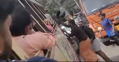 യുവാക്കള്‍ കെഎസ്ആര്‍ടിസി ഡ്രൈവറെ ഹെല്‍മറ്റ് കൊണ്ട് അടിക്കുന്നതിന്റെ വീഡിയോ ദൃശ്യം