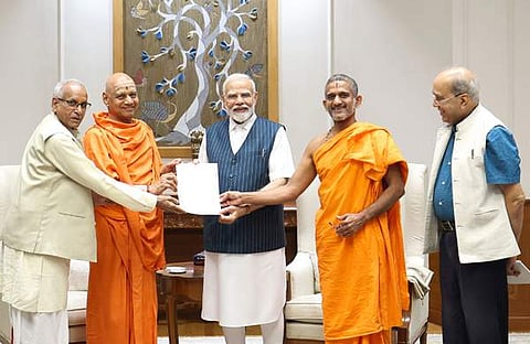 രാമ ഭൂമി ക്ഷേത്ര ട്രസ്റ്റ് മോദിയെ ക്ഷേത്ര ഉദ്ഘാടനത്തിലേക്ക് ക്ഷണിക്കാനെത്തിയപ്പോൾ/ ചിത്രം: ട്വിറ്റർ