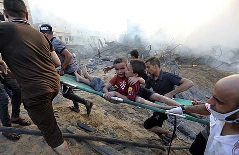 ഇസ്രയേല്‍ വ്യോമാക്രമണത്തില്‍ പരിക്കേറ്റ കുട്ടികളെ ഒഴിപ്പിക്കുന്നു/ പിടിഐ