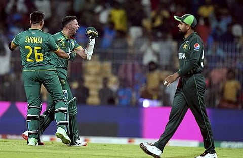 ഷംസിയും കേശവ് മഹാരാജും വിജയം ആഘോഷിക്കുമ്പോൾ നിരാശനായി ബാബർ അസം സമീപം/ പിടിഐ