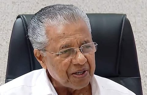 മുഖ്യമന്ത്രി പിണറായി വിജയന്‍ മാധ്യമങ്ങളോട്, ടിവി ദൃശ്യം