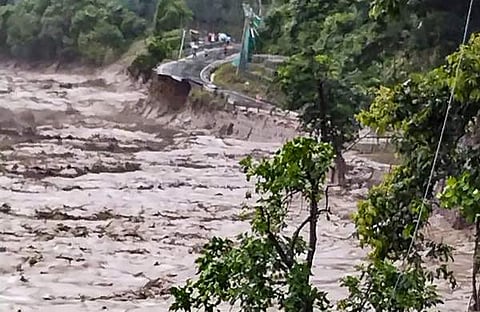 പ്രളയത്തെ തുടര്‍ന്ന് തകര്‍ന്ന ദേശീയപാത/ പിടിഐ