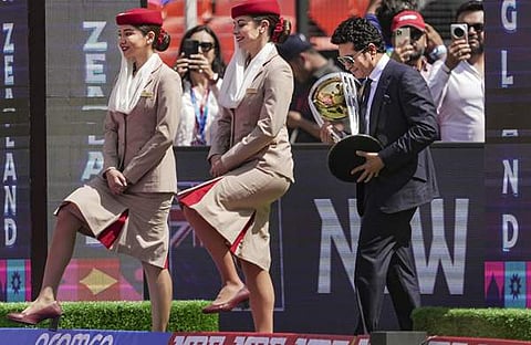 ഉദ്ഘാടന മത്സരത്തിനു മുന്നോടിയായി ലോകകപ്പ് ട്രോഫിയുമായി ​ഗ്രൗണ്ടിലേക്ക് എത്തുന്ന ​ഗ്ലോബൽ അംബാസഡർ സച്ചിൻ ടെണ്ടുൽക്കർ/ പിടിഐ