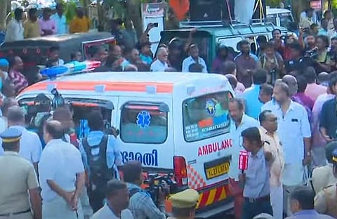 ദേശീയപാതയില്‍ കര്‍ഷകന്റെ മൃതദേഹവുമായി ആംബുലന്‍സ് കുറുകെയിട്ട് ബിജെപി പ്രവര്‍ത്തകര്‍ റോഡ് ഉപരോധിക്കുന്നു