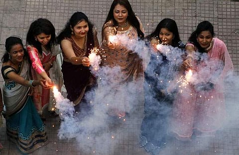 നാഗ്പൂരില്‍ ദീപാവലി ആഘോഷിക്കുന്ന യുവതികള്‍/ പിടിഐ