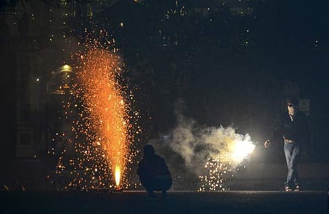 ജലന്ധറില്‍ ഞായറാഴ്ച രാത്രി ആളുകള്‍ ദീപാവലി ആഘോഷിക്കുന്നു/ പിടിഐ