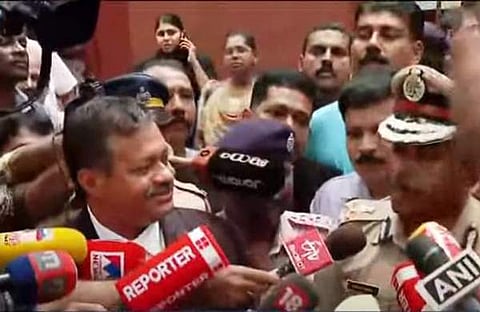 പബ്ലിക് പ്രോസിക്യൂട്ടര്‍ ജി മോഹന്‍രാജ് മാധ്യമങ്ങളോടു സംസാരിക്കുന്നു/ടിവി ദൃശ്യം