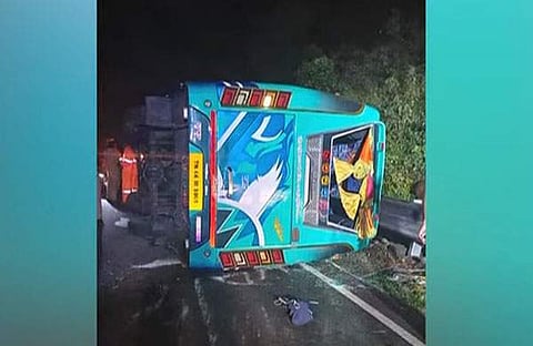 അപകടത്തിൽപ്പെട്ട മിനിബസ്/ ടിവി ദൃശ്യം