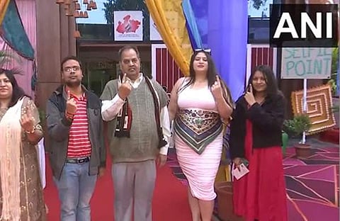 ഇൻഡോറിൽ വോട്ട് ചെയ്ത് പുറത്തിറങ്ങിയവർ മഷി പുരട്ടിയ കൈ വിരൽ ഉയർത്തി കാണിക്കുന്നു/ എഎൻഐ