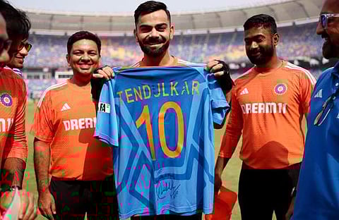 സച്ചിൻ സമ്മാനിച്ച ജേഴ്സിയുമായി കോഹ്‍ലി/ പിടിഐ