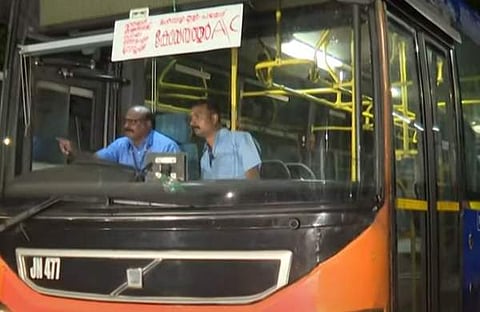 കോയമ്പത്തൂരിലേക്ക് സർവീസ് നടത്തുന്ന കെഎസ്ആർടിസി ബസ്, ടിവി ദൃശ്യം