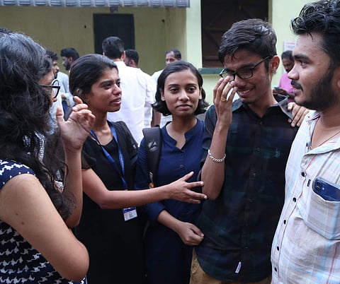 ചെയര്‍മാന്‍ സ്ഥാനാര്‍ഥിയായ ശ്രീക്കുട്ടനെ ആശ്വസിപ്പിക്കുന്ന സഹപാഠികള്‍/ ഫെയ്‌സ്ബുക്ക്