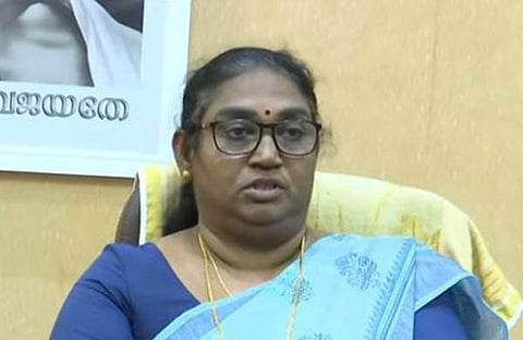 പ്രിന്‍സിപ്പല്‍ മാധ്യമങ്ങളോടു സംസാരിക്കുന്നു/ടിവി ദൃശ്യം