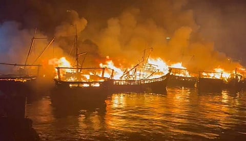 വിശാഖപട്ടണം തുറമുഖത്തുണ്ടായ വന്‍ തീപിടിത്തം