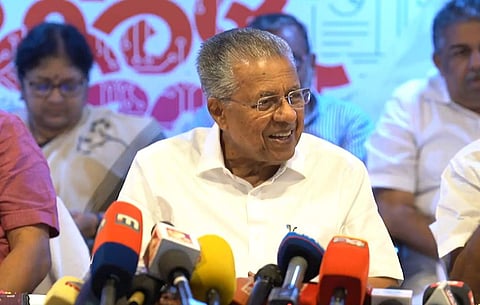 പിണറായി വിജയന്‍ പയ്യന്നൂരില്‍ മാധ്യമങ്ങളെ കാണുന്നു