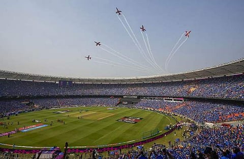മോദി സ്റ്റേഡിയത്തെ നീലക്കടലാക്കി ആരാധകർ. കളിക്കു മുൻപ് വ്യോമസേനയുടെ സൂര്യ കിരൺ എയ്റോബാറ്റിക് സംഘം ആകാശത്ത് നടത്തിയ അഭ്യാസ പ്രകടനം/ പിടിഐ