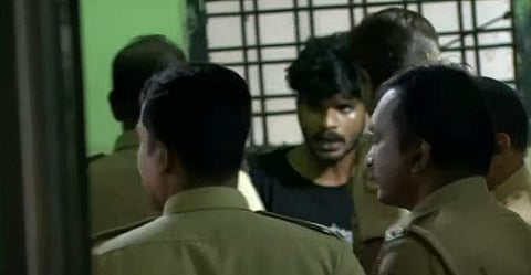 പൊലീസ് സ്റ്റേഷനില്‍ പരാക്രമം കാണിക്കുന്ന യുവാവ്‌