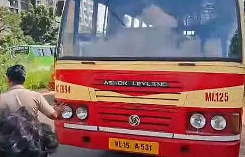 അടിച്ചുതകര്‍ത്ത  കെഎസ്ആര്‍ടിസി ബസിന്റെ ഹെഡ് ലൈറ്റ്