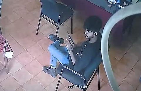 തോക്കുമായി പൂർവ വിദ്യാർത്ഥി സ്റ്റാഫ് റൂമിൽ/ സിസിടിവി ദൃശ്യം