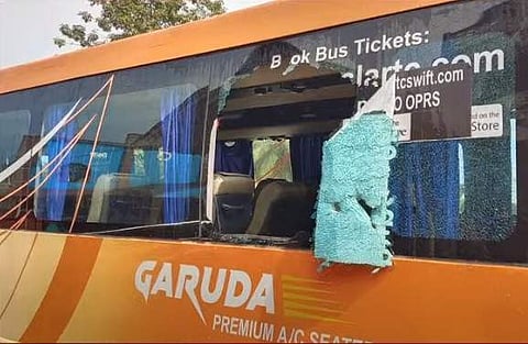 കെഎസ്ആര്‍ടിസി ഗരുഡ ബസിന്റെ ഗ്ലാസ് തകര്‍ത്ത നിലയില്‍കെഎസ്ആര്‍ടിസി ഗരുഡ ബസിന്റെ ഗ്ലാസ് തകര്‍ത്ത നിലയില്‍